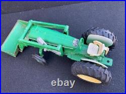 ^1960s VINTAGE JOHN DEERE 4 PIECE SET WITH RARE END LOADER TRACTOR