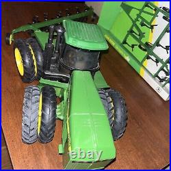 ERTL 1/16 JOHN DEERE 8560 FWD, 550 Mulch Tiller, Plow Pre-owned