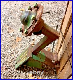 John Deere 1350 1450 2350 2450 moldboard plow gauge wheel axle-hub-mounting brkt